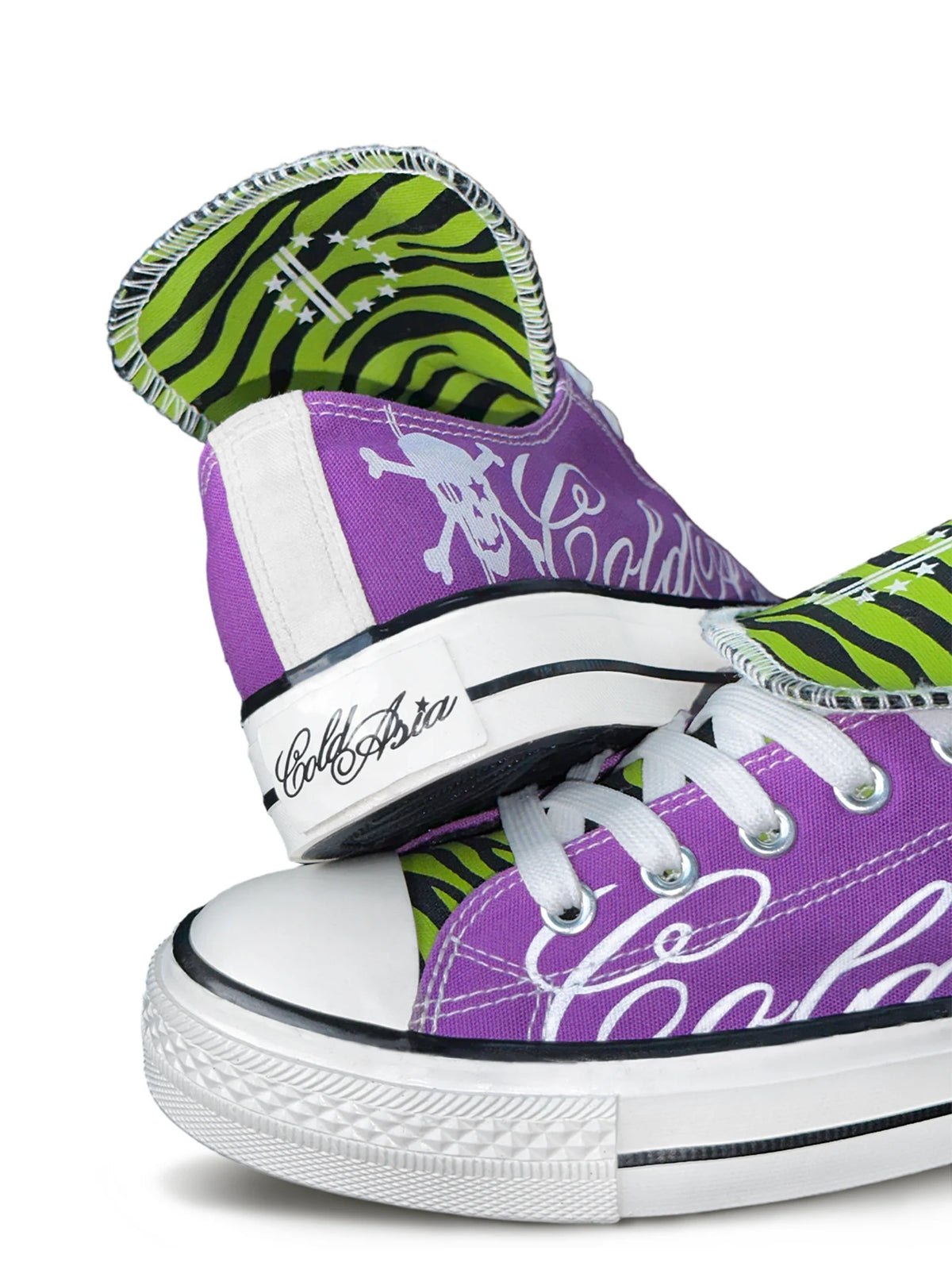 Zebra Tongue Script Skull Low-Top Canvas Sneakers - Purple heel and tongue detail