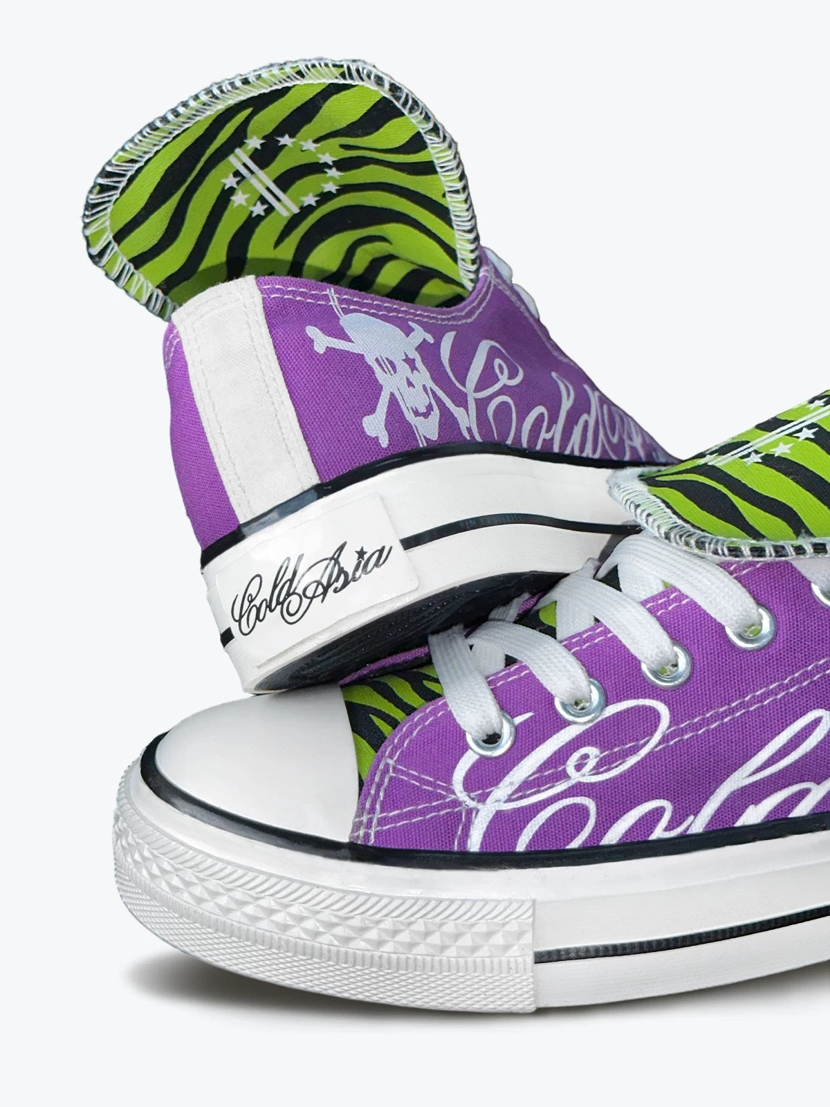 Zebra Tongue Script Skull Low-Top Canvas Sneakers - Purple heel close-up