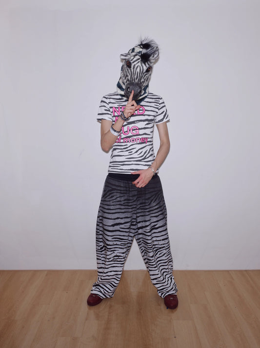 CHAI SS26 「ハグ」ゼブラ柄グリッターTシャツ - スパークルグラフィック 綿100％Tシャツ